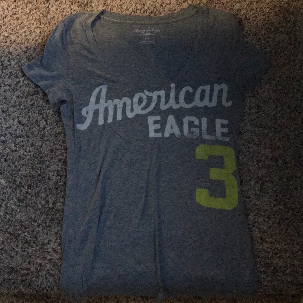American Eagle V neck T shirt